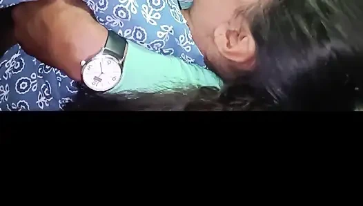 Hintli kız ilk kez erkek arkadaşının evinde net Hintçe ses tam viral videoda sikiliyor