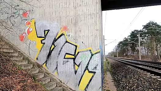 Demiryolu yakınında çıplak göğüslerini ve götünü tokatlıyor