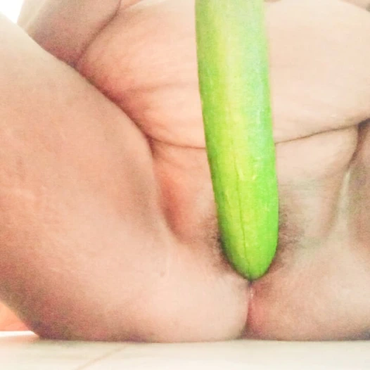 Yeni evli ev hanımı sünger kabağıyla amını sikiyor