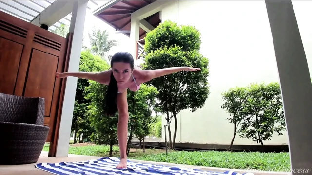 Yoga seni sert yapacak eğiliyor