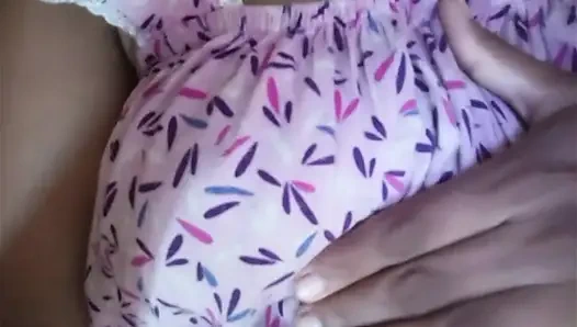 Hintli aktris Anne Musterbat büyük titrek göğüsler ve ıslak amcıkla yatakta sikişiyor