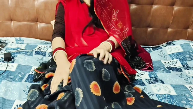 Desi Bhabhi Ne Gaand Me Ungli daal k Pyaas bujhayi