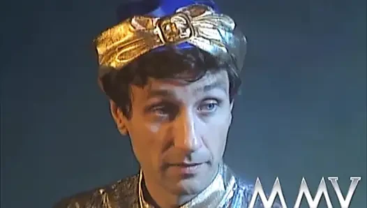 Sarışın melek iki Arap adam tarafından iki kez sikiliyor