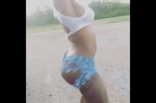 Güzel boy azz twerking sanırım buna woo güzel diyorlar!!