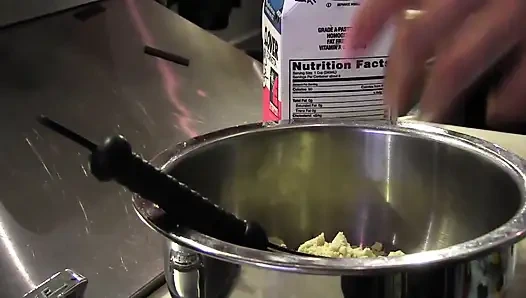 Mutfakta dondurmayla oynayan iki lezbiyen