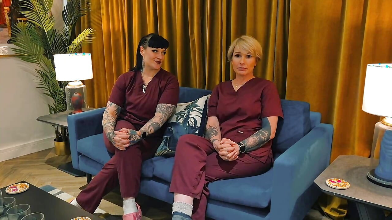 Alternatif terapi kliniği dizisi vibratör, dildo ve yarak açgözlü bir kız için baston kombinasyonu