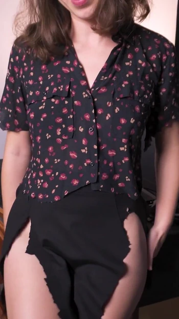 Волнующий момент из "Горячая секретарша разрывает одежду, пока она почти не обнаженная"