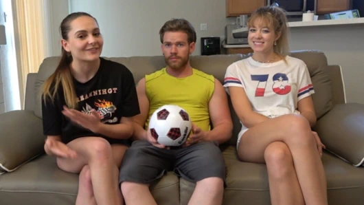 Şanslı bir adam her iki kıza da arka bahçede havuzda emdiriyor