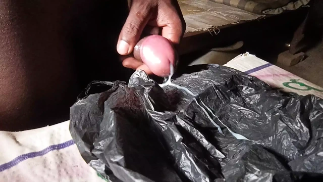 Hintli adam odada mastürbasyon yapıyor ve üvey kız kardeşinin yüzüne boşalıyor