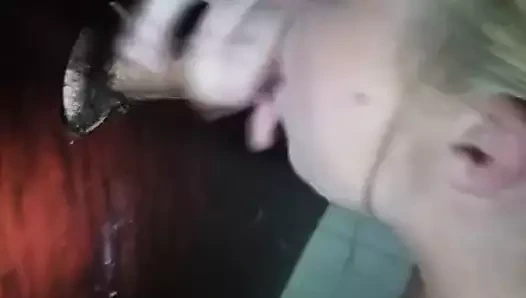 Gloryhole oral seks ile boşalmak üzerinde memeler