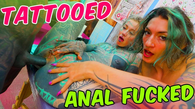 Arkadaşının dövme seansı anal üçlü sekse dönüşüyor: sanatçı götünü parçalıyor ve taze bir işe boşalıyor