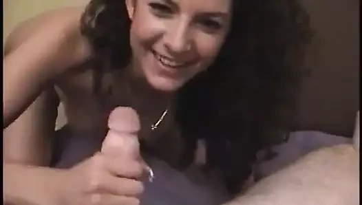 Azgın sürtük amını ovuyor ve dudaklarını uzun bir yarağa sarıyor