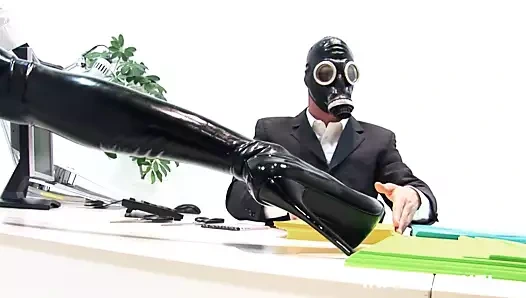 Büyük göğüslü sarışın bebek içinde lateks alır bir sert şaft