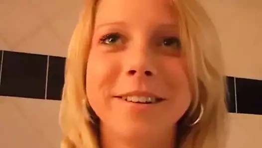 Duvar güzeli lanet bir güzel banyo yapıyor!