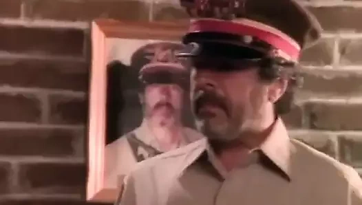 Siyah derili harika yuvarlak götlü vahşi nymphos vahşi grup seks yapıyor