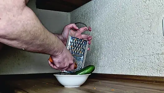 Götünü siktiğim havuçlardan salata hazırlamanı istiyorum.