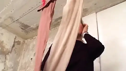 Sarışın bodrum çamaşır odasında sert yarağa biniyor