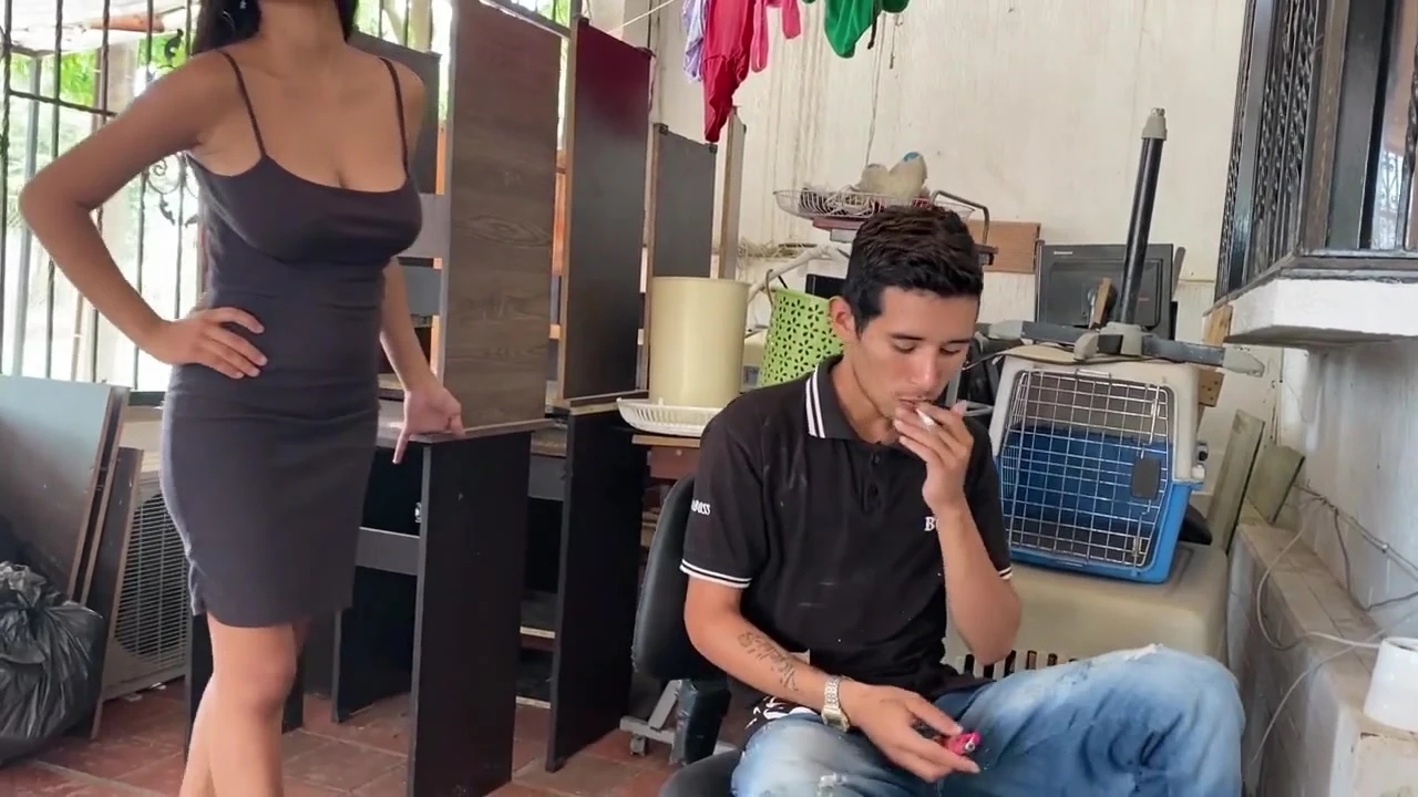 मेरा सौतेला भाई धूम्रपान कर रहा है और मैं उसे खाने के लिए आमंत्रित करता हूं लेकिन वह मेरे स्तनों से मेरी चूत और दूध खा रहा है