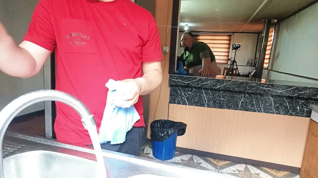 Arkadaşı sadakatsiz karısını orada sikerken gavat mutfakta.