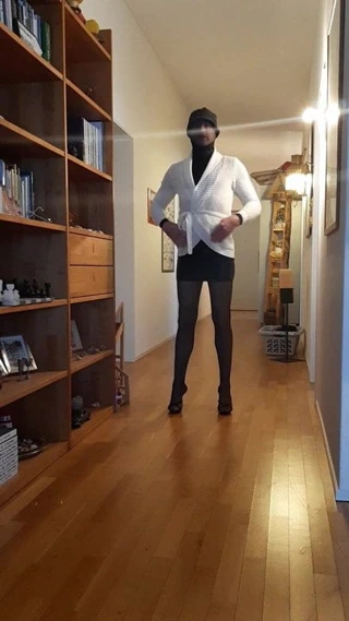 Yüksek topuklu katırlı harika travesti