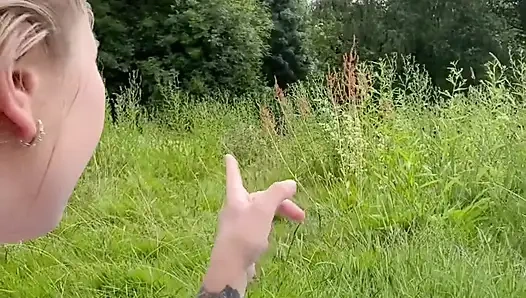 Herkesin içinde tek başına fışkırtıyor