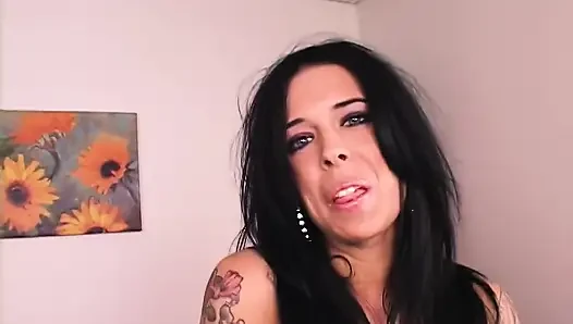 Dövmeli alt bebek demi ve büyük dildo