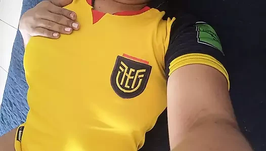 Üvey kız futbol oynamaya gitmeden önce sulu amına ve büyük göğüslerine mastürbasyon yaparak orgazm olana kadar ısınıyor
