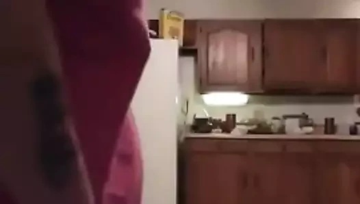 Şortsuz twerk yapıyor