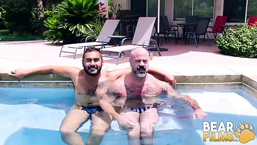 Bearfilms avi striders scotty öfkeli tarafından götünü yalıyor ve korunmasız dölleniyor