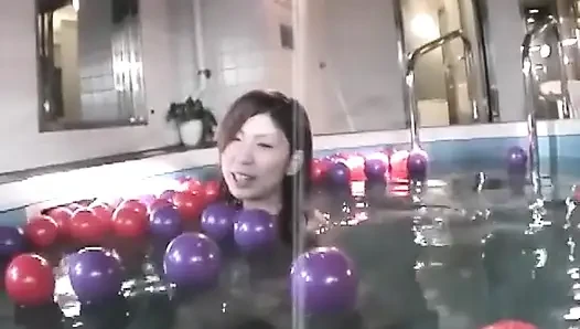 Havuzda Japon oturumu