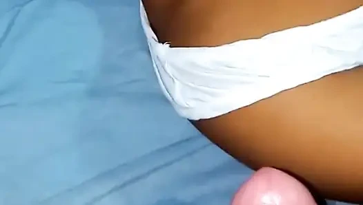 Üvey baba üvey kızına ilk kez gırtlağına kadar almayı ve işemeyi öğretiyor