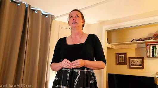 Bir papazın olgun karısı kilisesinin genç bir üyesinin yarağını emiyor. Papazın karısı 3