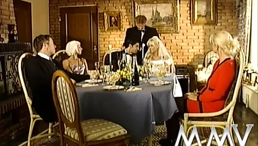 Sıska sarışın açık havada sikiliyor