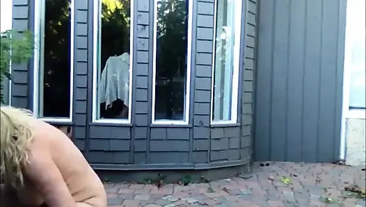 Evimin önünde çıplak orgazm