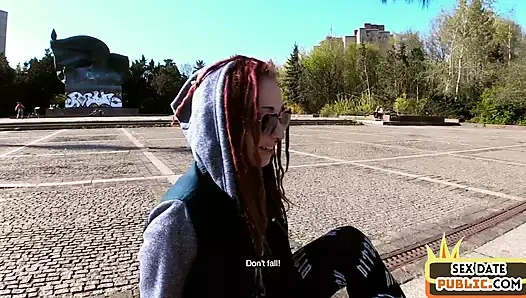 Pirsingli sürtük ile halka açık gerçek pikap sikiliyor