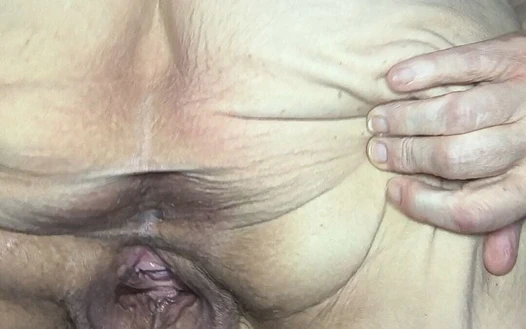 Seksi fahişeler işiyor ve sen onu sert domaltarak siktiriyorsun