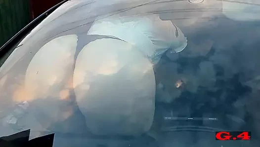 Arabaya tırmandı ve camın altında götünü şekillendirmeye başladı ve yanlışlıkla ayağını ön cam sileceklerine bastırdı