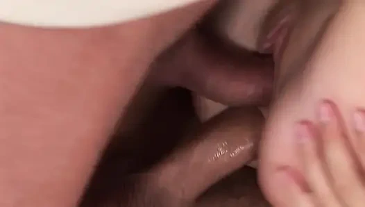 Pembe Çoraplı Sarışın Hatun Birden Fazla Yarakla Sert Grup Seks Yapıyor