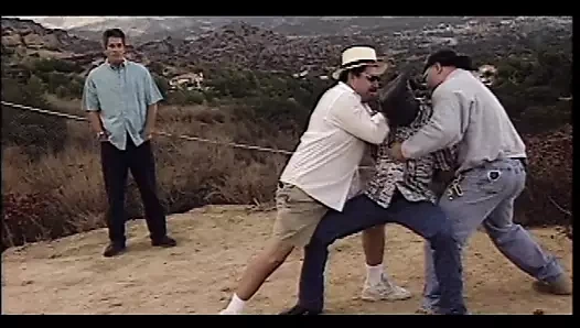 Akıllı adam barda kız arkadaşını masum sarışın sürtüğü baştan çıkararak faydalı bilgiler edindi