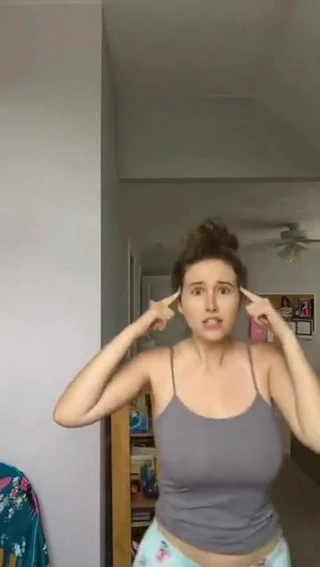 Busty bebek biraz dans ediyor - o kim ?