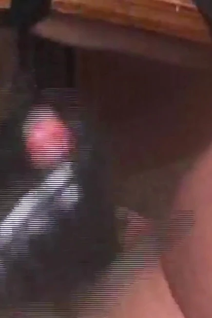 Госпожа подрачивает черными латексными перчатками