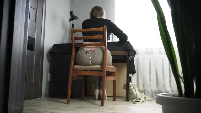 Yırtık pantolonlu çalışan sekretere bakıyor