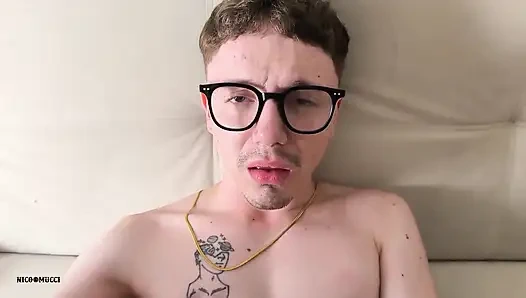 Üvey babam bana mastürbasyon yapıyor ve bakış açısıyla beni prezervatifsiz sikiyor sert ve derin, götümü sütle dolduruyor