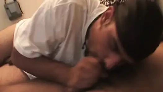 Dois caras com tesão chupam o pau grande e peludo do garanhão gordo