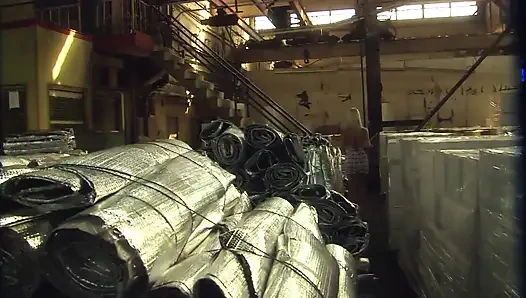 Büyük memeli ateşli sarışın süper araba üzerinde zar zor sikiliyor