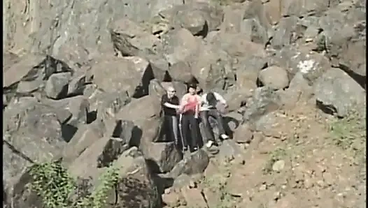 Deneysel biseksüel üçlü grup seks dağlarda boşalma macerası yaşıyor