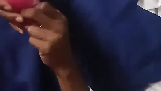 Siyah öğrenci sürtük amıyla oynuyor ve pembe vibratörü emiyor