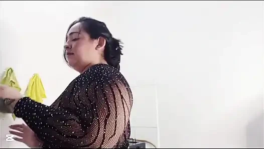 Azgın üvey annem sikimi emiyor ve sonra sütümü çıkarana kadar sikimi sikmek için oturuyor