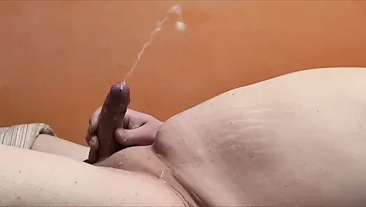 Fışkırtarak sperm fışkırtıyor
