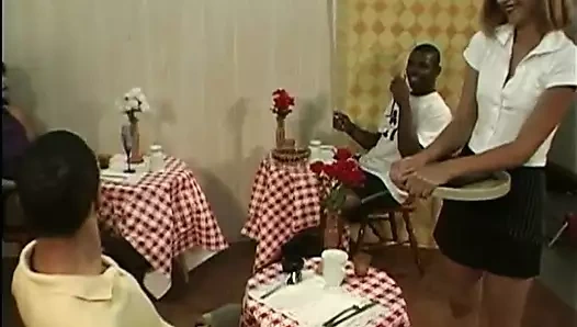 Çarpıcı iyi şekilli sarışın sürtük sikiliyor